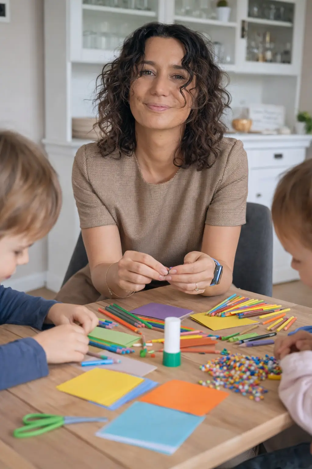 Katharina Tappe mit Kindern beim kreativen Arbeiten